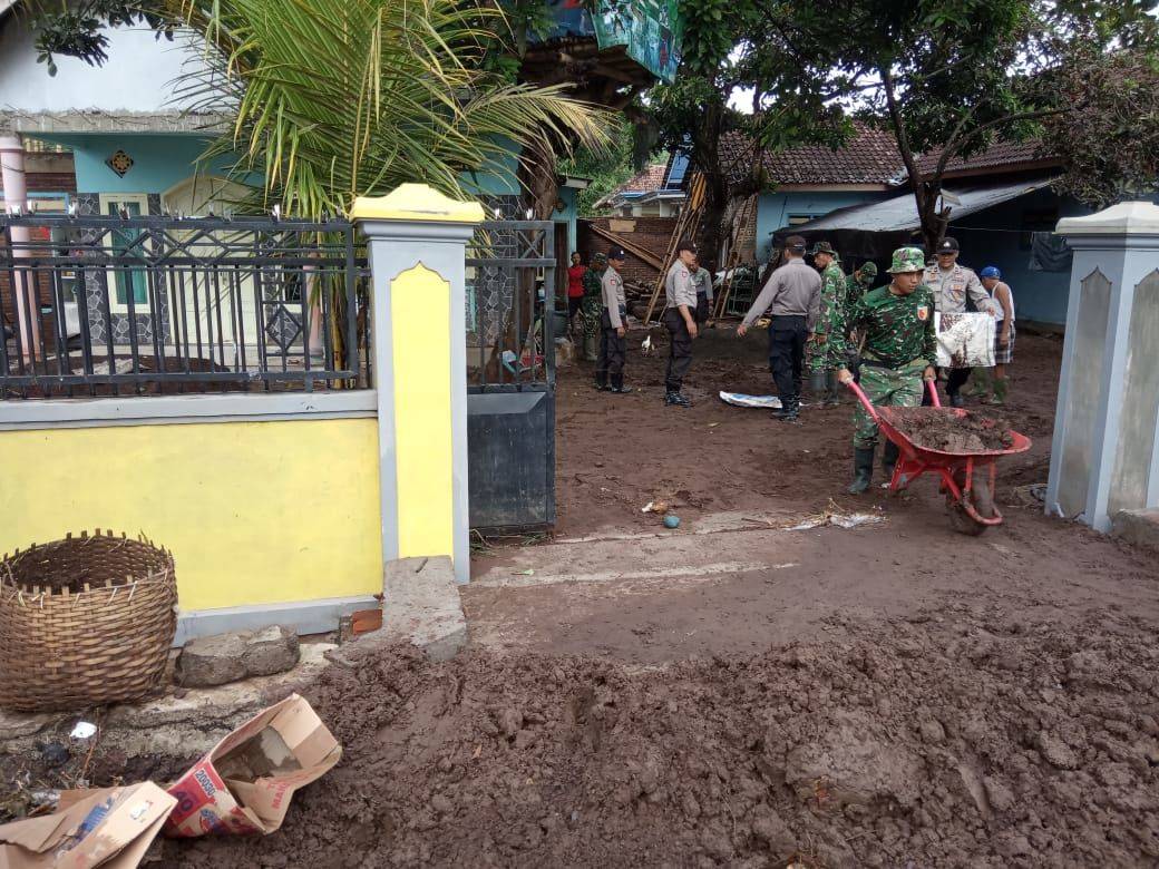 Warga Banyuwangi Mulai Bersihkan Rumah Pasca Meluapnya Sungai Badeng