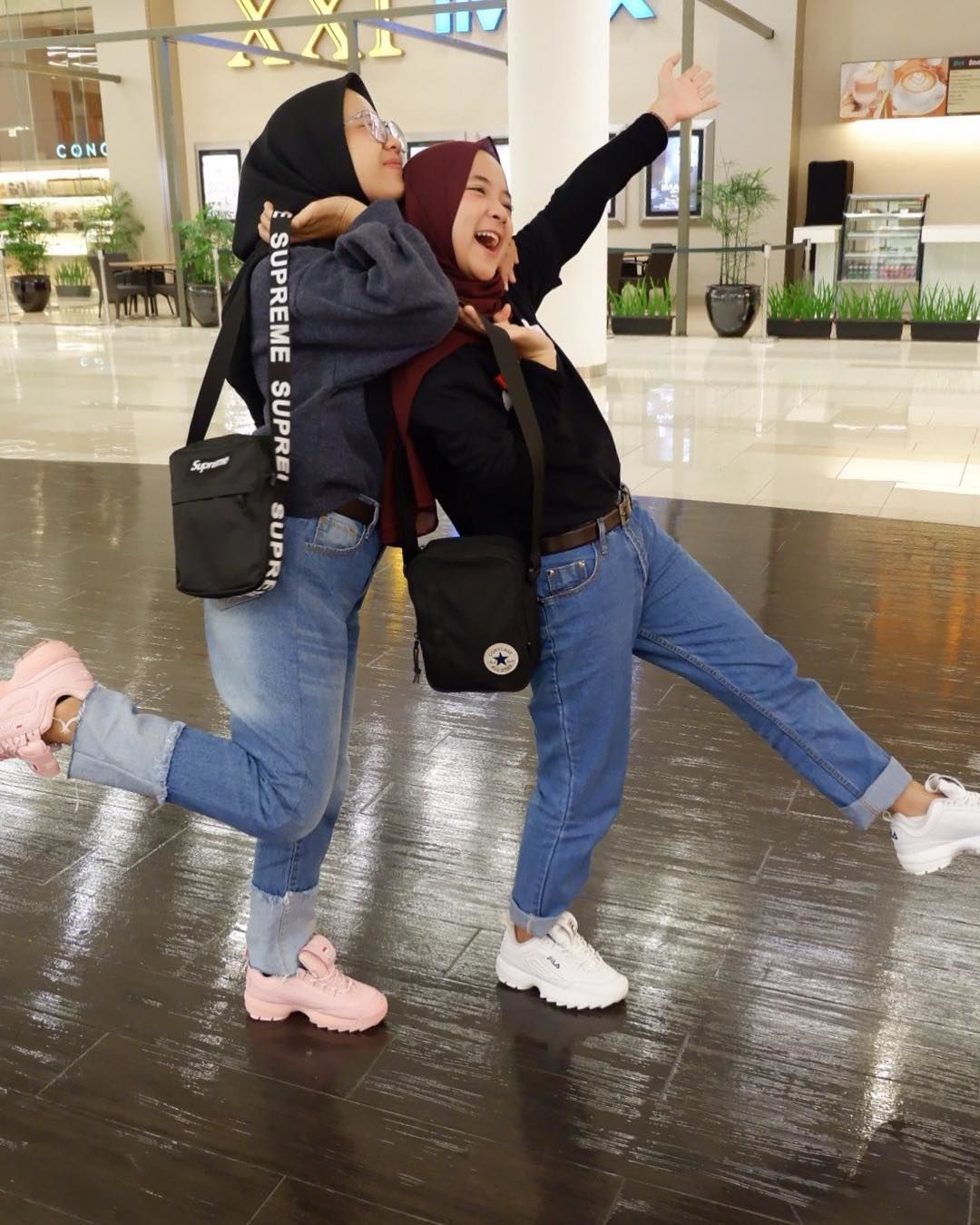 10 Adu Gaya OOTD Nissa  Sabyan  Vs Iin Fadilah Sering 