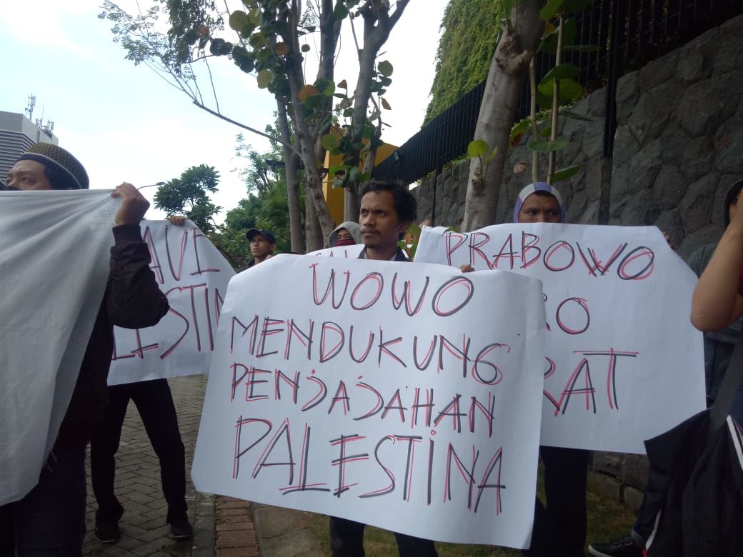 Soal Palestina, Pendemo di Surabaya Bawa Poster Prabowo Antek Barat