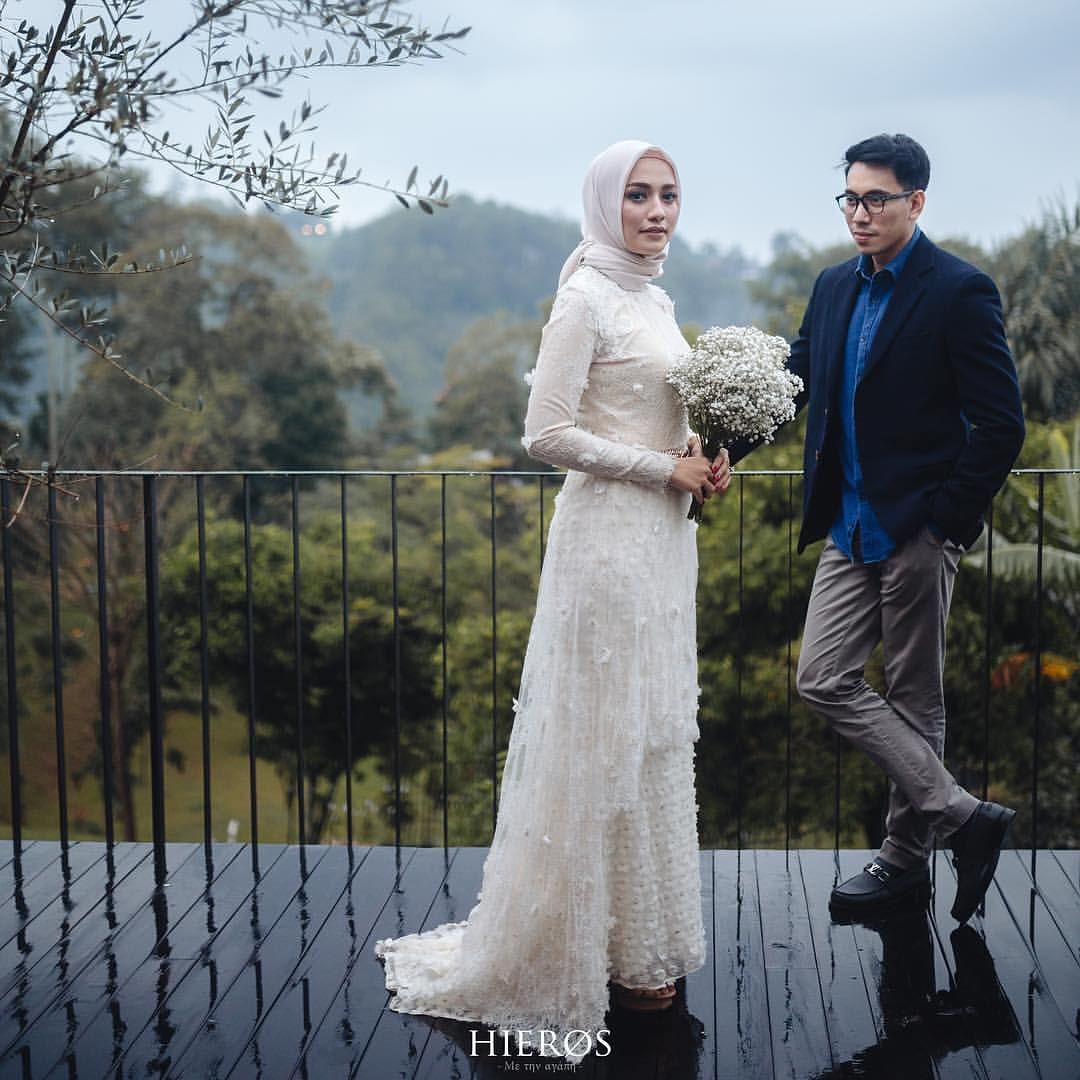 10 Inspirasi Foto  Prewed dengan Hijab Referensi Pasangan  