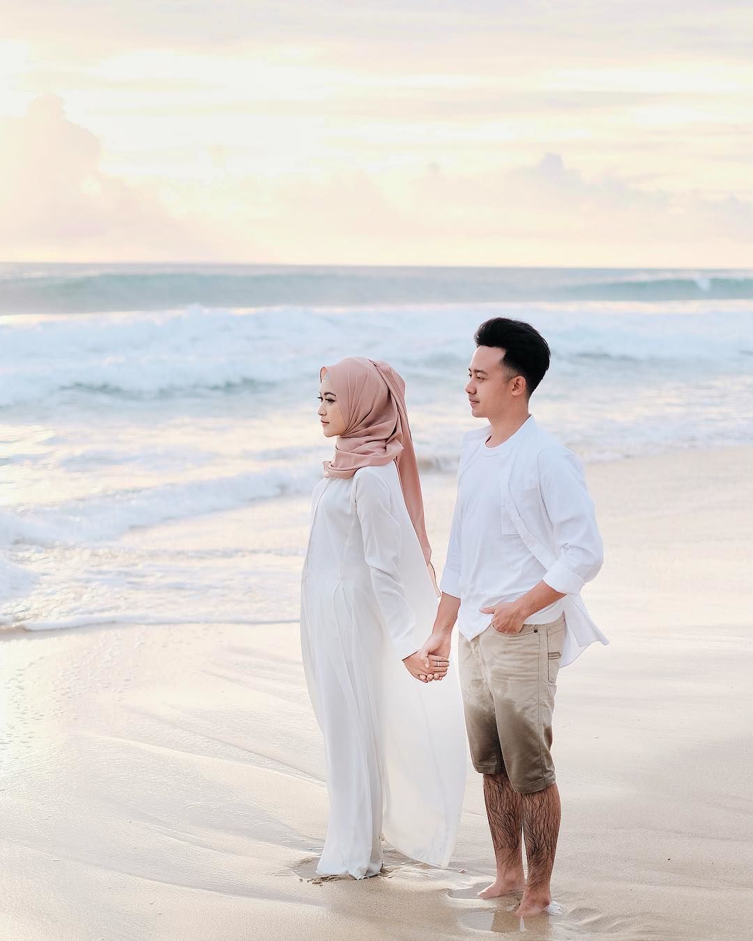 40+ Koleski Terbaik Inspirasi Prewedding Hijab Di Pantai