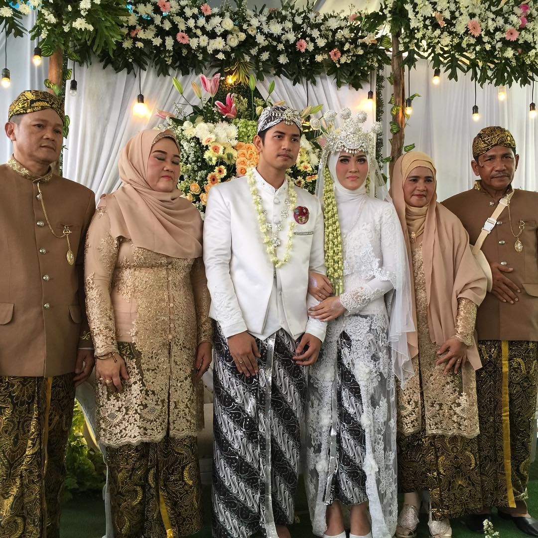 10 Inspirasi Pernikahan Sunda Ala Zikri Henny Cocok Buat Berhijab