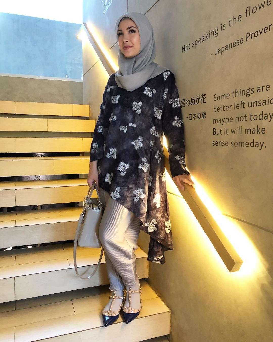 10 Inspirasi Fashion Hijab Elegan Ala Ratna Galih Gampang Disontek