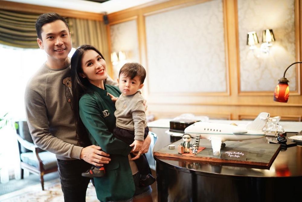 Idaman Banget, 10 Potret Suami Sandra Dewi Waktu Momong Anak