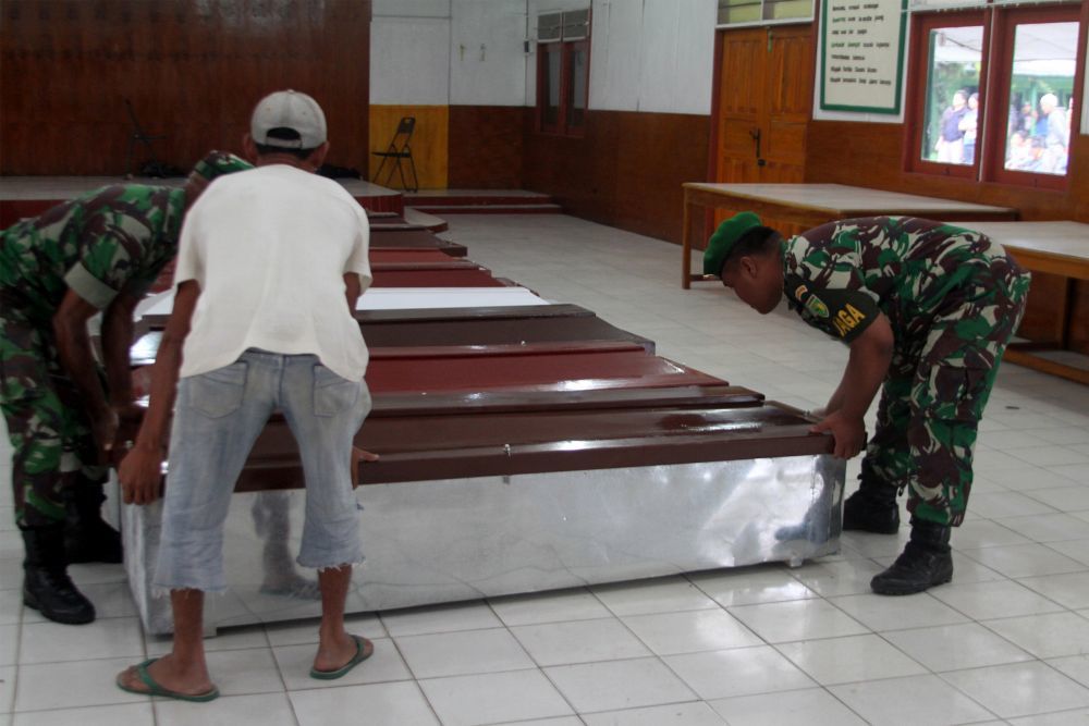 Kasus Kematian COVID Tinggi, Relawan di Yogyakarta Membuat Peti Mati 