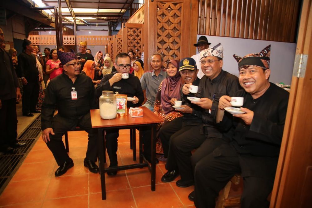 Kampanyekan Cinta Produk Indonesia, Mendag Makan Nasi Bungkus di Pasar