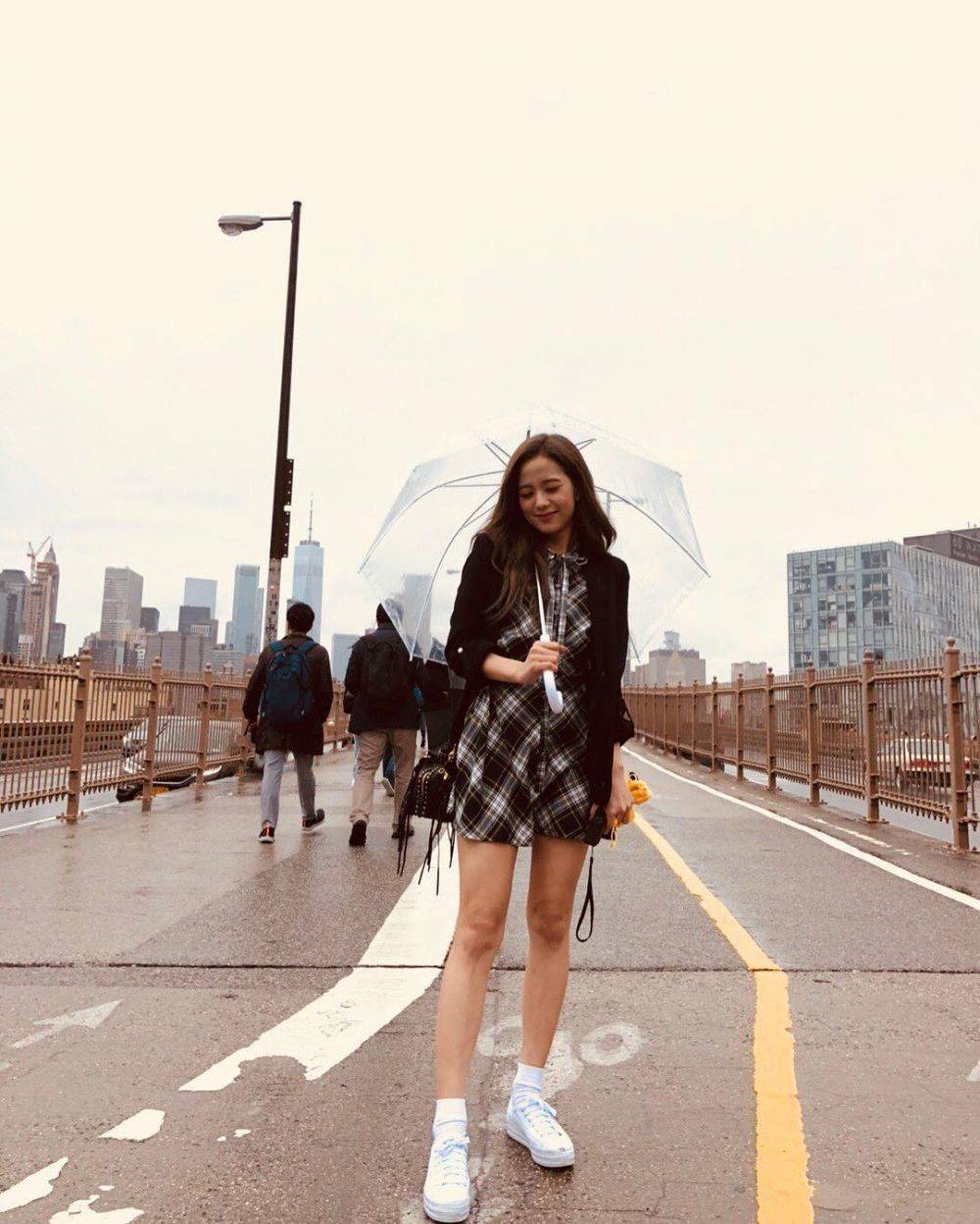 10 Ide OOTD Modis ala Jisoo BLACKPINK, Kece dengan Busana Kasual