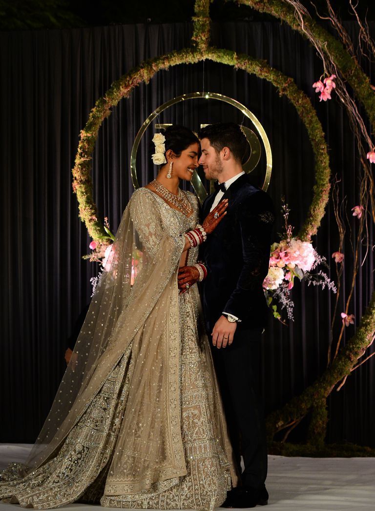 8 Gaun Anggun Priyanka Chopra saat Pernikahan, Mewah 