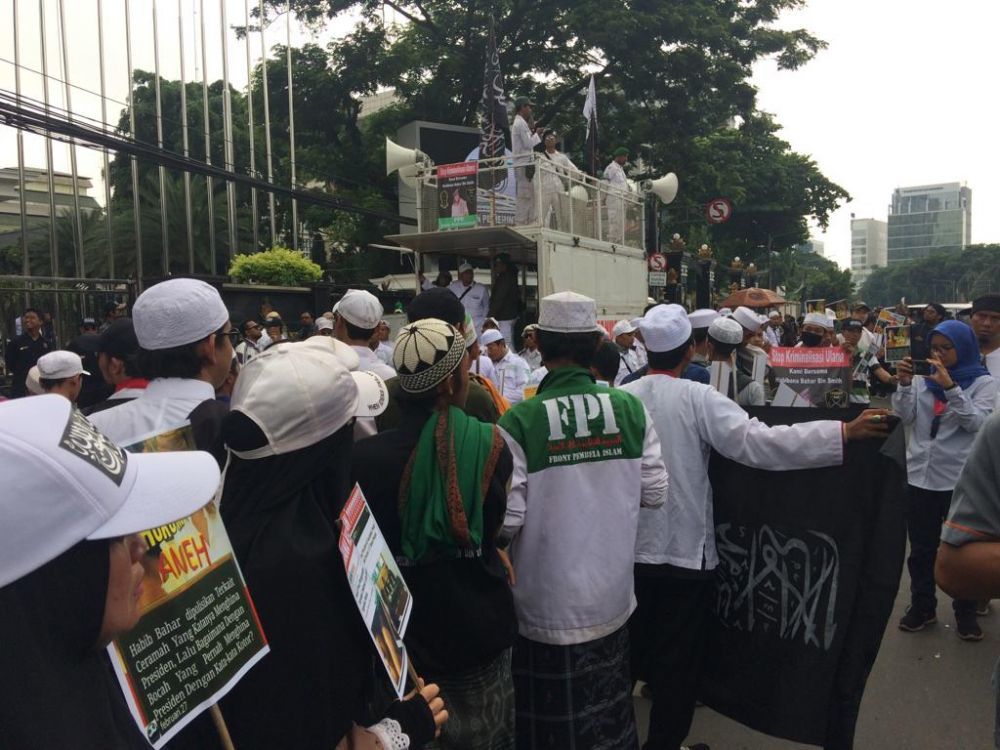 Dianggap Tak Sesuai Syariat, Laskar FPI Aceh Potong Celana Ketat ABG