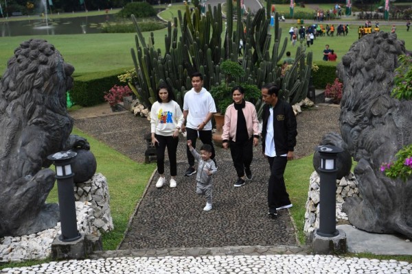Iriana Jokowi Beli Mainan untuk Ethes dan Sedah Mirah Hampir Rp3 Juta