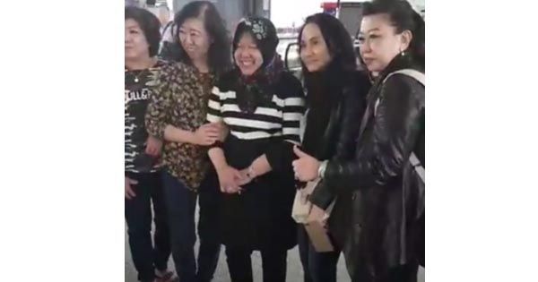 Ketika Risma Dikerubungi Warga Indonesia di Bandara Hong Kong