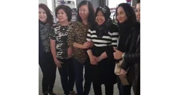 Ketika Risma Dikerubungi Warga Indonesia di Bandara Hong Kong