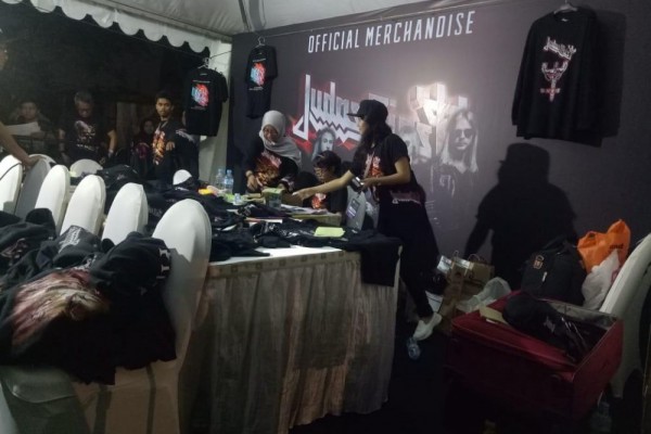 Walau Harganya Mahal, Pernak-pernik Resmi Judas Priest Laku Keras