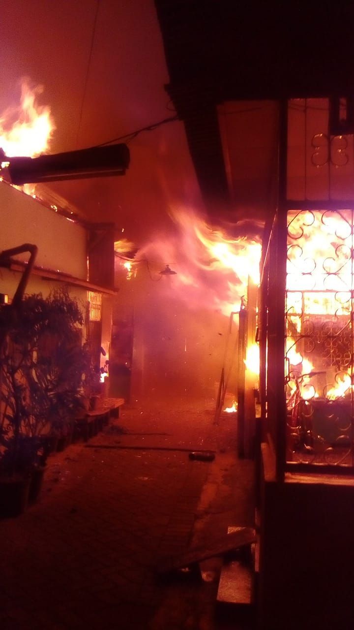 Pulang dari Guangzhou, Risma Tinjau Lokasi Kebakaran 17 Rumah