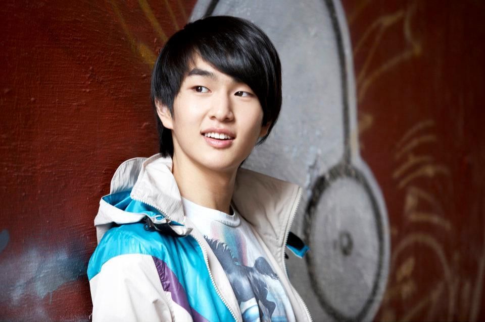 10 Potret Transformasi Onew SHINee, dari Mungil hingga Ikut Wamil