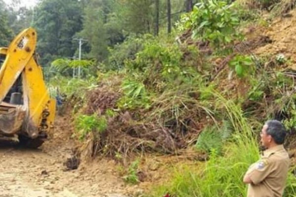 BREAKING] Jalan Lintas Tarutung-Sipahutar Longsor, Akses Jalan Putus