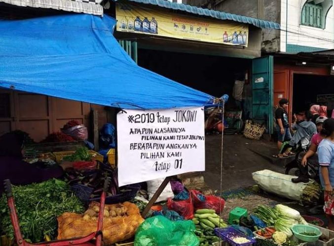Sandiaga Blusukan ke Pasar Labusel, Pedagang Bikin Spanduk 'Pulanglah'