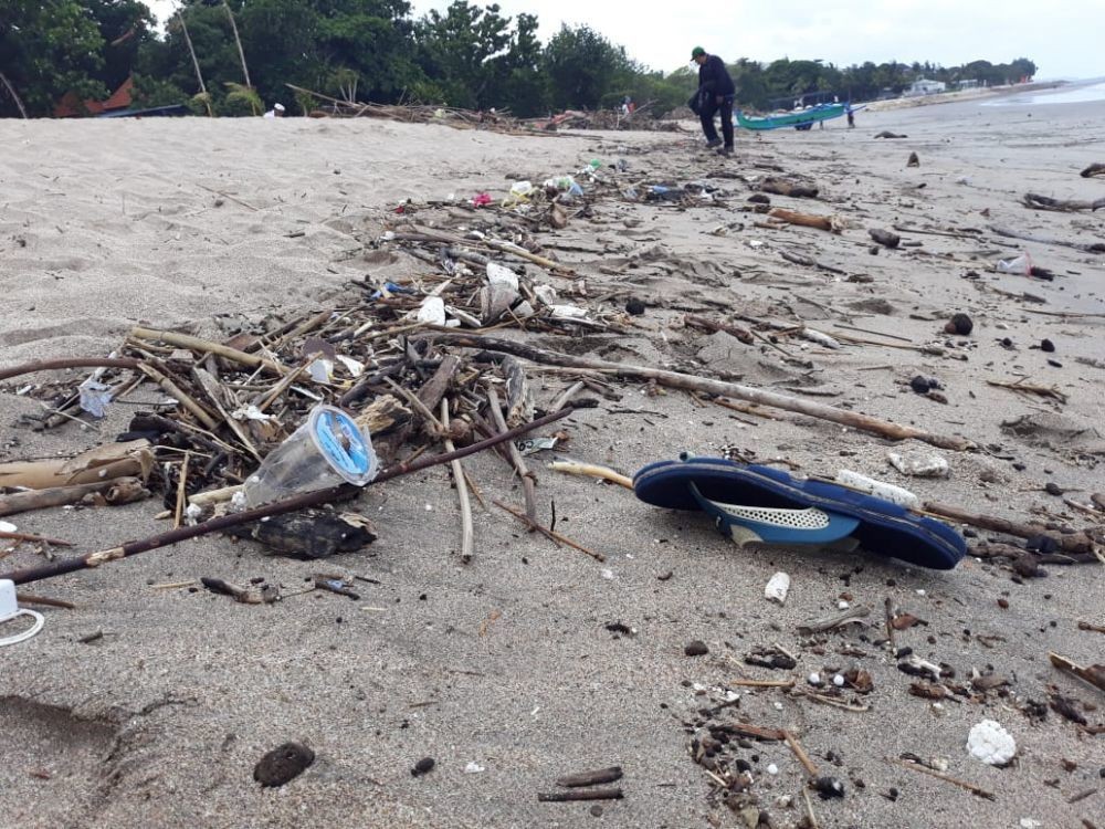 Petugas Kebersihan Pantai di Bantul Dikerahkan untuk Memilah Sampah