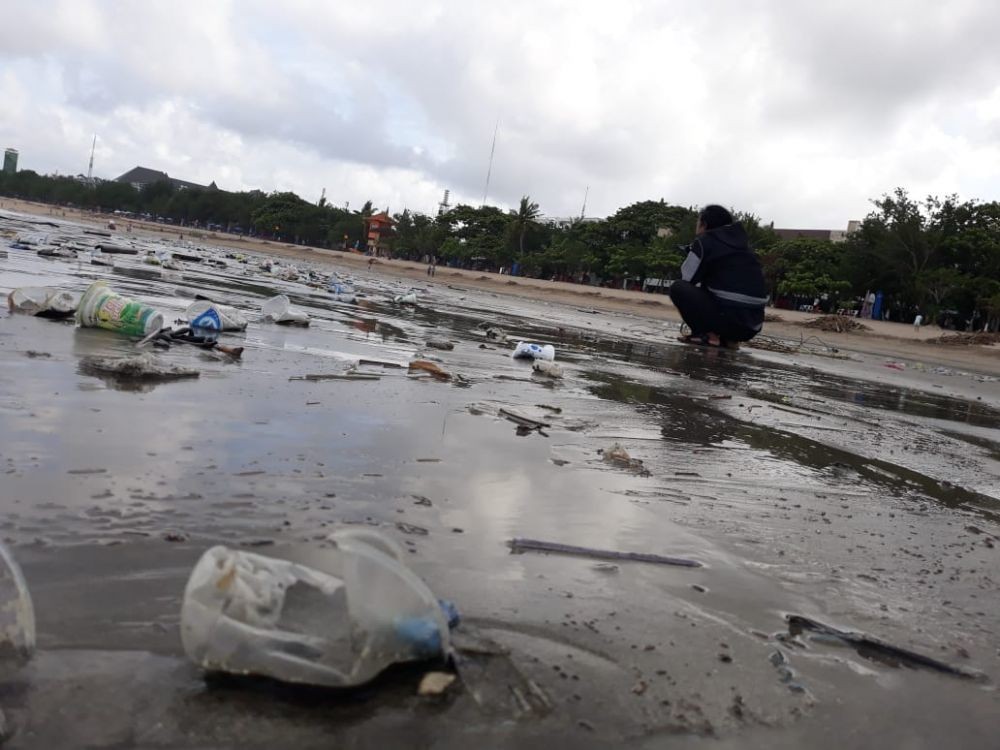 [Foto] Beginilah Kondisi Pantai Kuta Terkini, Dipenuhi Sampah Kiriman