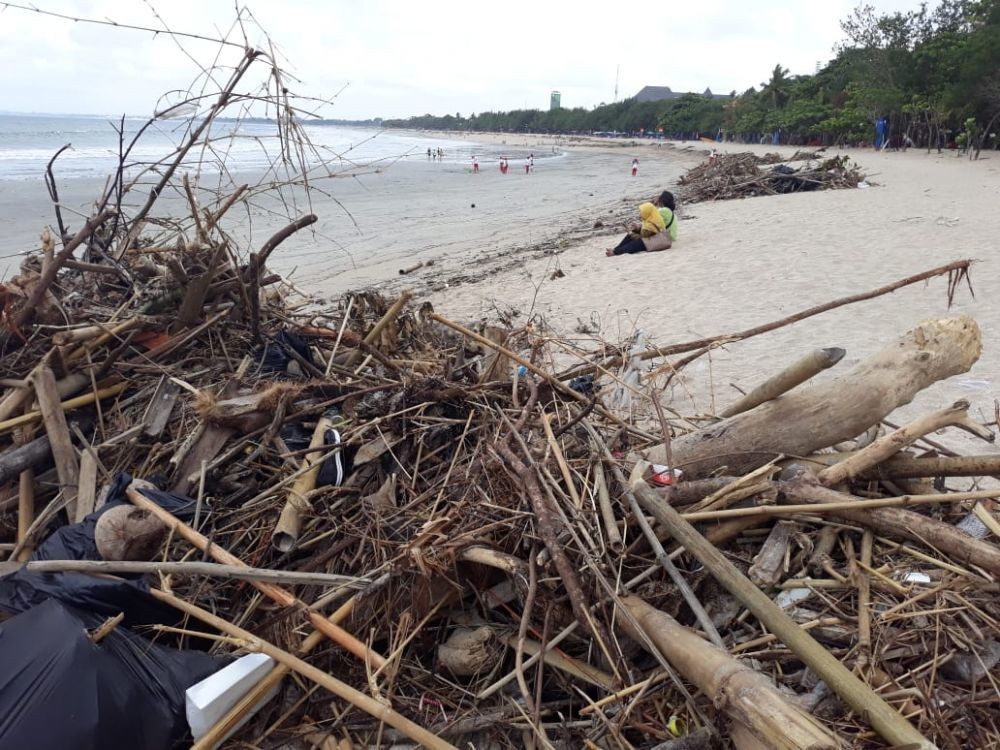 [Foto] Beginilah Kondisi Pantai Kuta Terkini, Dipenuhi Sampah Kiriman