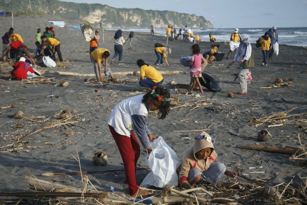 Imbas Hujan Lebat, Sampah Kotori Pantai di Bantul