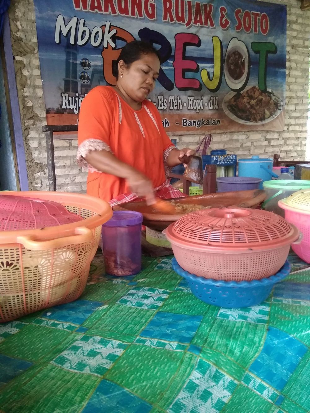 Sedapnya Makanan Rujak Soto di Bangkalan Ala Mbok Brejot, Bikin Nagih!