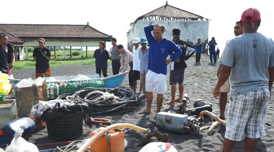 Warga & BPBD Terombang-ambing Selamatkan Kapal Nelayan di Klungkung