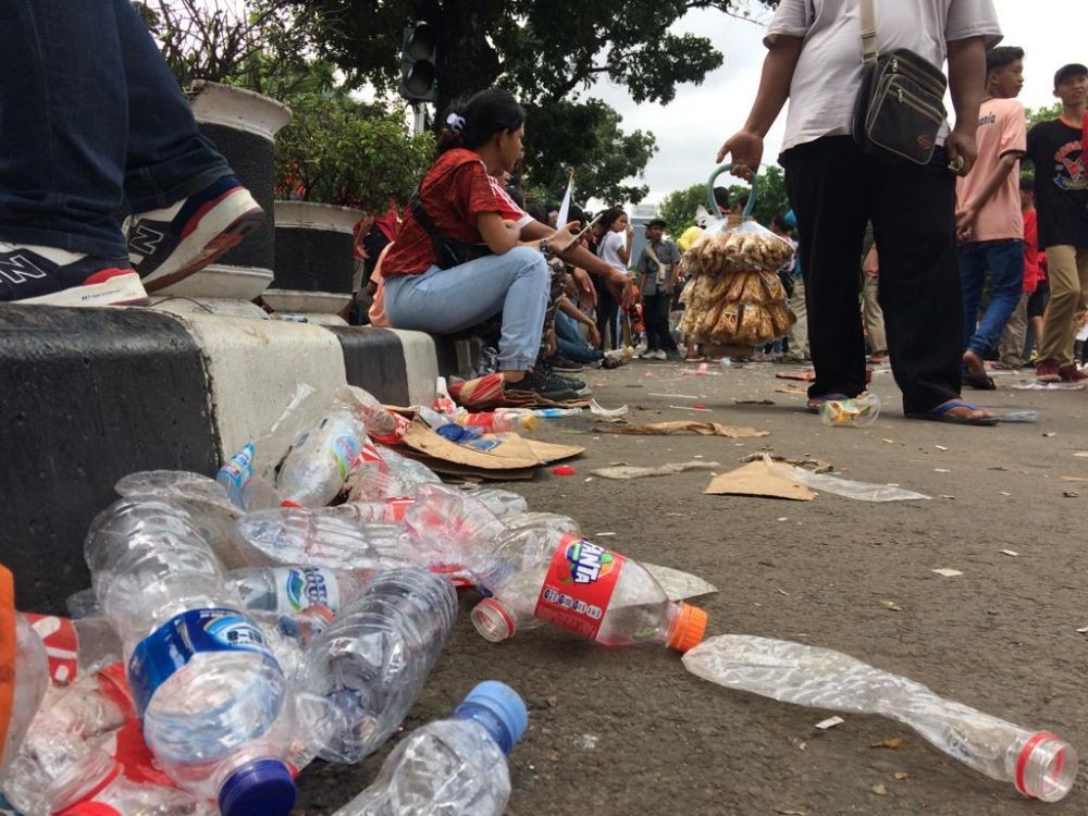 Seremoni Kemenangan Persija Usai, Sampah Berceceran di Jalanan