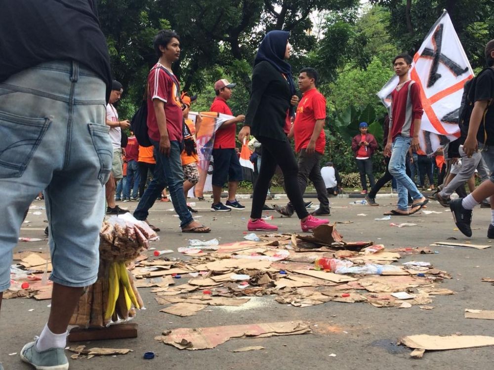 Seremoni Kemenangan Persija Usai, Sampah Berceceran di Jalanan