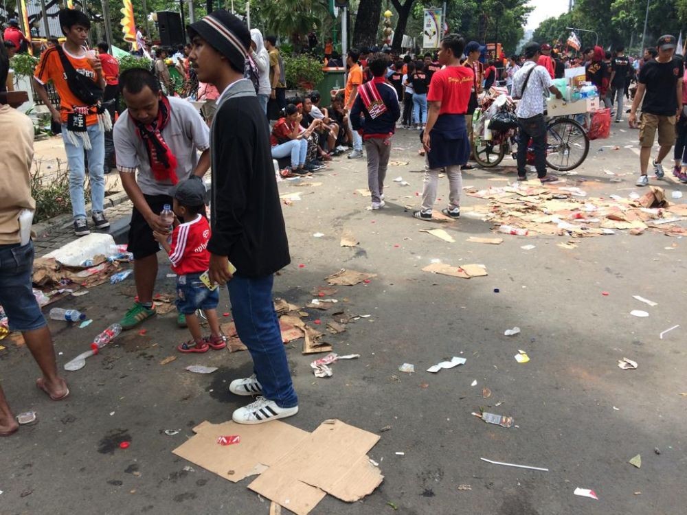 Seremoni Kemenangan Persija Usai, Sampah Berceceran di Jalanan