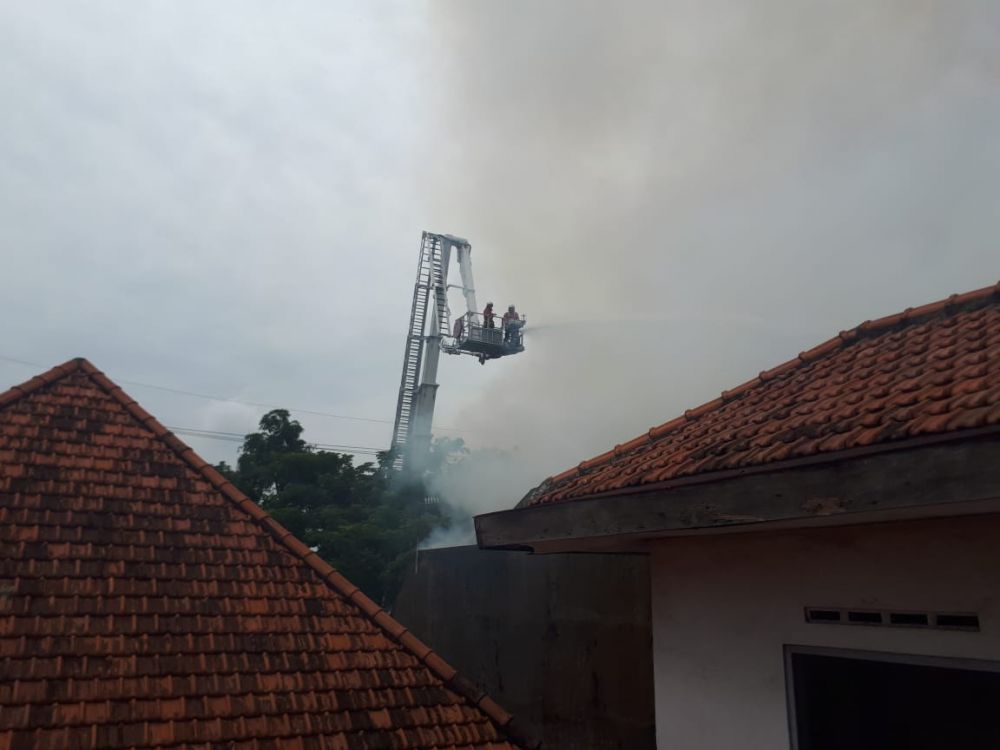 Bronto Skylift Beraksi Padamkan Api yang Bakar Kantor Advokat Surabaya