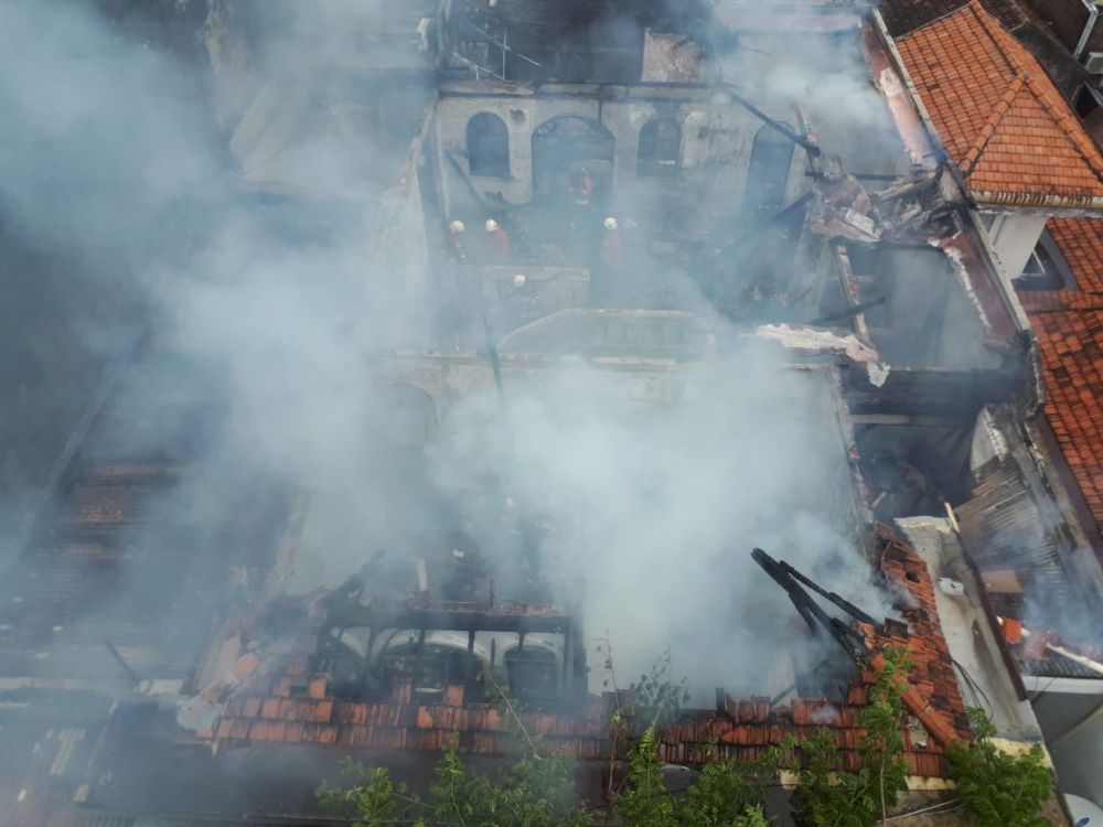 Bronto Skylift Beraksi Padamkan Api yang Bakar Kantor Advokat Surabaya