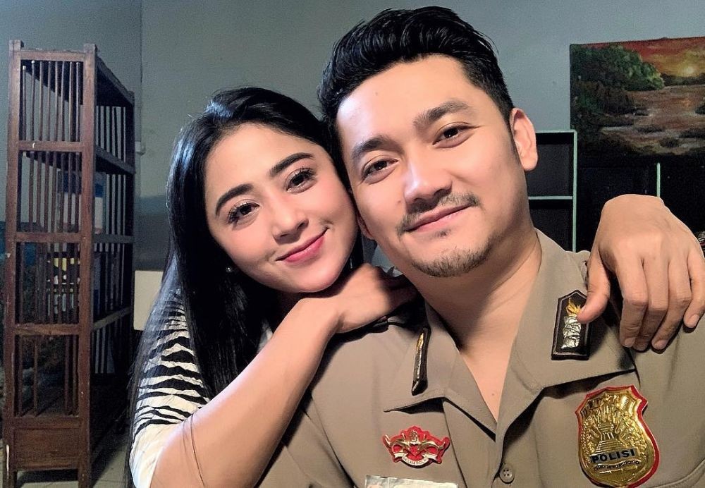 Mesra Banget, 10 Potret Romantis Penyanyi Dangdut dengan Pasangan