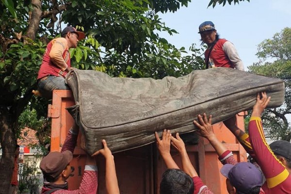 Pemkot Bandung Fasilitasi Warga Buang Sofa hinggga Kulkas, Ini Caranya