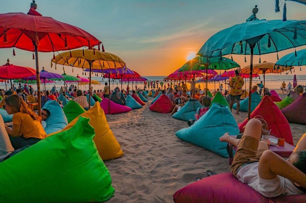 8 Tempat Nongkrong Hits Pinggir Pantai di Bali Cocok buat 