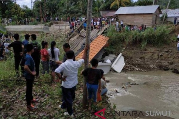 Jembatan Ambrol di Nias Sudah Bisa Dilalui Kendaraan Roda Dua