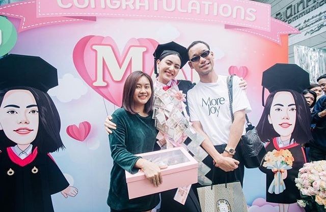 10 Momen Bahagia Wisuda Davika, Pemeran Istri Mario Maurer 