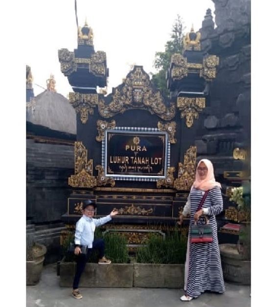 Kunjungi Tanah Lot, 10 Potret Bulan Madu Daus Mini & Istri di Bali