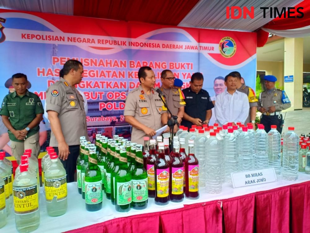 Polda Jatim Musnahkan 9.735 Botol Miras Oplosan dari 14 Daerah