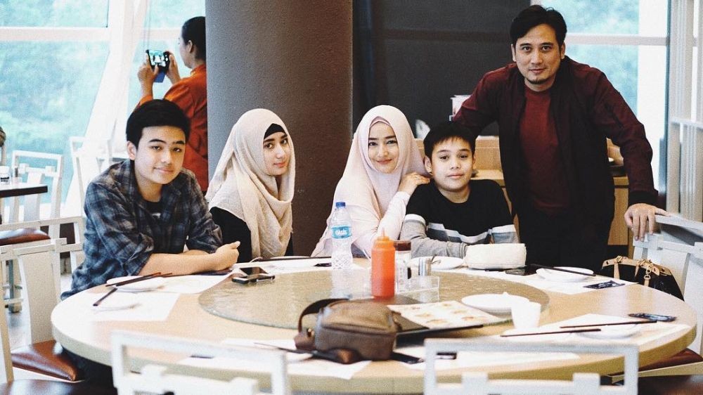 10 Perjuangan Tak Mudah Artis yang Jadi Ibu Sebelum 25 Tahun