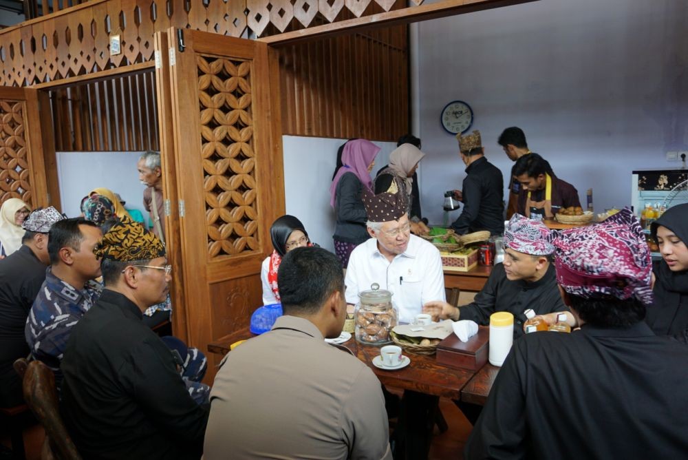 Kampanyekan Cinta Produk Indonesia, Mendag Makan Nasi Bungkus di Pasar