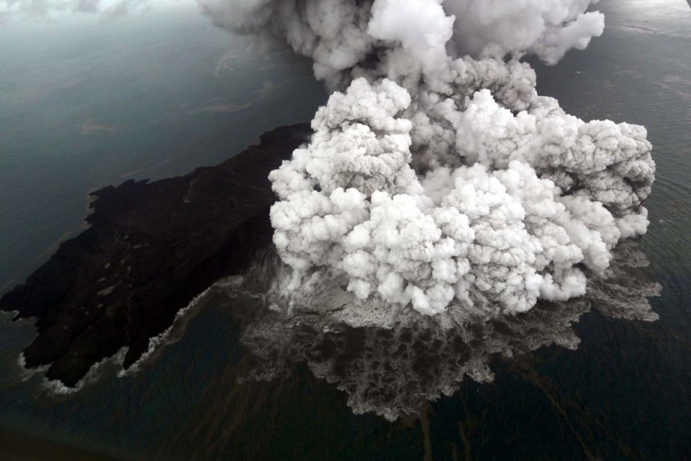 Anak Krakatau Kembali Erupsi, Tinggi Abu Vulkanik Capai 1.500 Meter