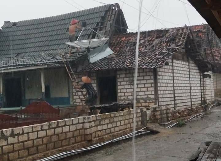 Diterjang Angin Puting Beliung, Ratusan Rumah di Tuban Rusak Parah