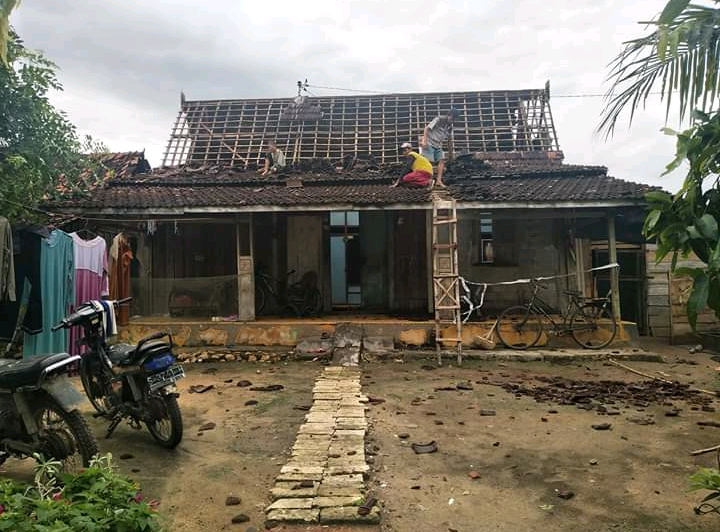 Diterjang Angin Puting Beliung, Ratusan Rumah di Tuban Rusak Parah