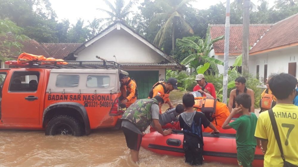 Banjir di Jember Gara-gara Tanggul Jebol, BPBD dan Tim SAR Lakukan Ini