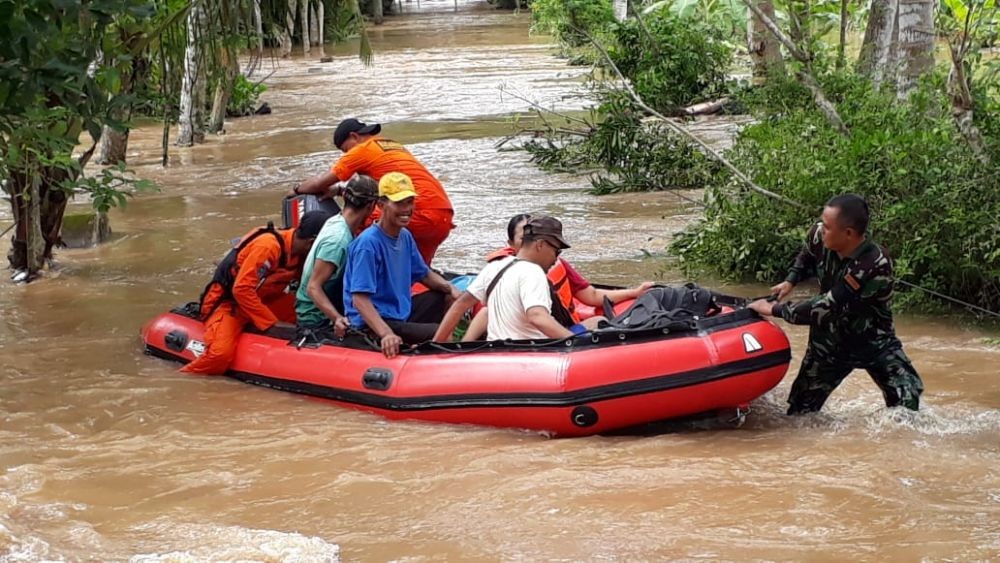 Banjir di Jember Gara-gara Tanggul Jebol, BPBD dan Tim SAR Lakukan Ini