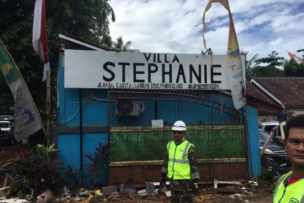 Alat Berat Didatangkan Bantu Evakuasi di Villa Stephanie Anyer