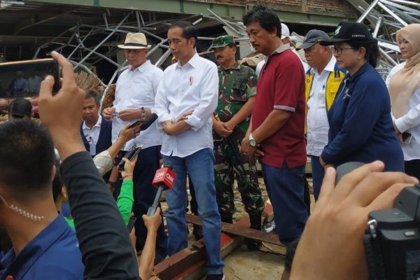  Jokowi bakal meninjau lokasi terdampak tsunami yg menerjang wilayah pesisir Tinjau Lokasi Terdampak Tsunami , Kaampret Bilang Pencitraan