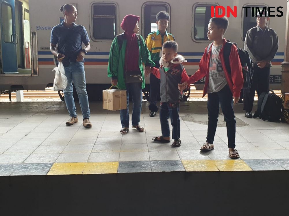 Rel Kereta di Pasuruan Banjir, Calon Penumpang di Madiun BatalkanTiket