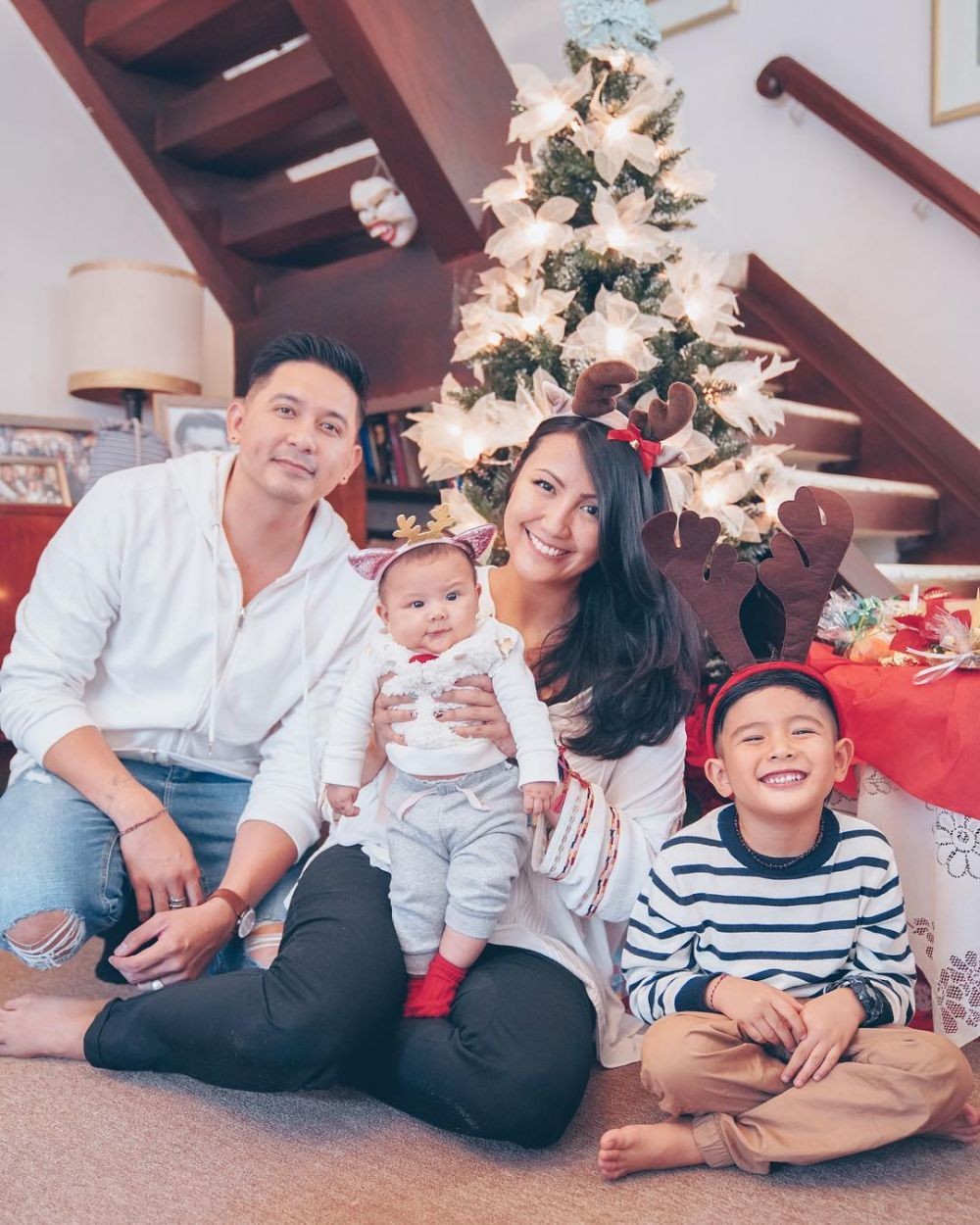 10 Momen Natal Penuh Suka Cita Keluarga Para Selebriti Tanah Air
